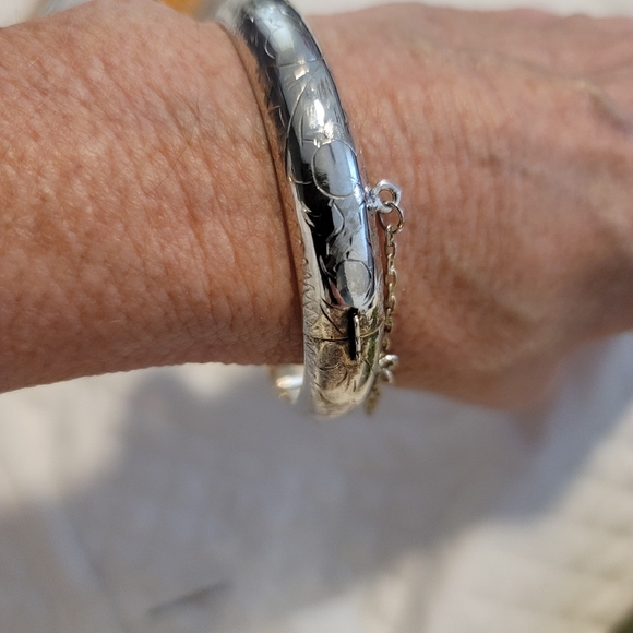 Vintage - Sterling Silver Floral Etched Women Hinged Bangle Bracelet in 10mm - Picture 2 of 8